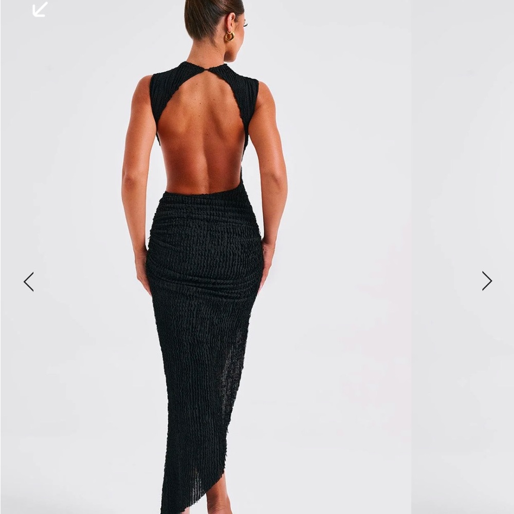 Elegant Black Sleeveless Dress - Picture 3 of 4
